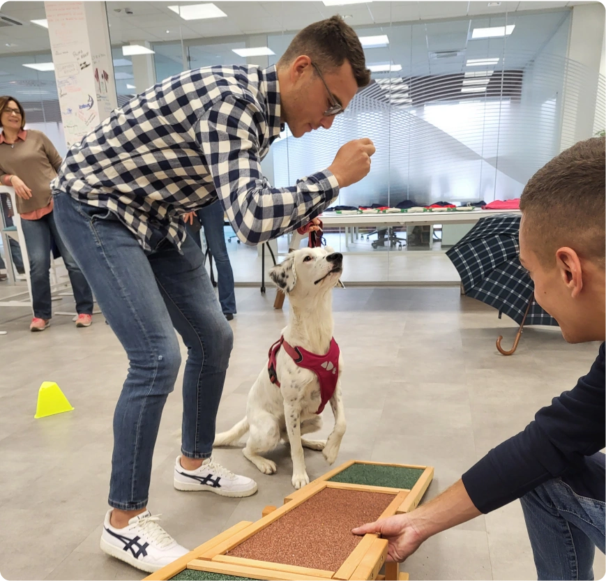 Pet Day con Empethy - Uomo che gioca con un cane