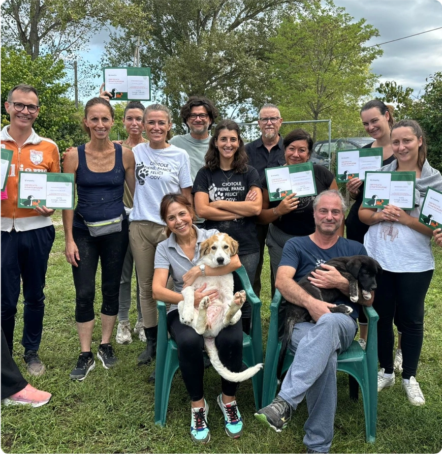 Team Building Solidale con Empethy - Gruppo di persone con cani e attestati di partecipazione