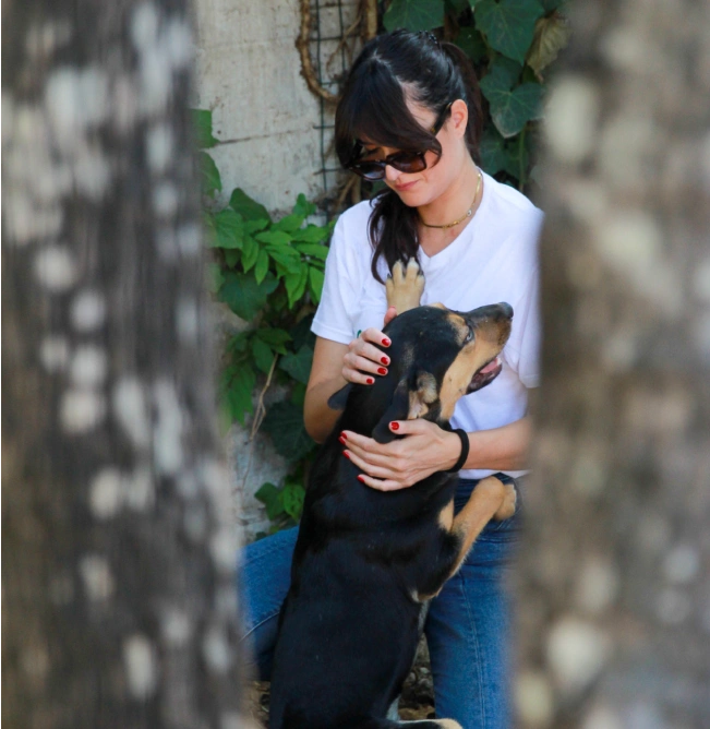 Impatto duraturo - Donna che accarezza un cane nero
